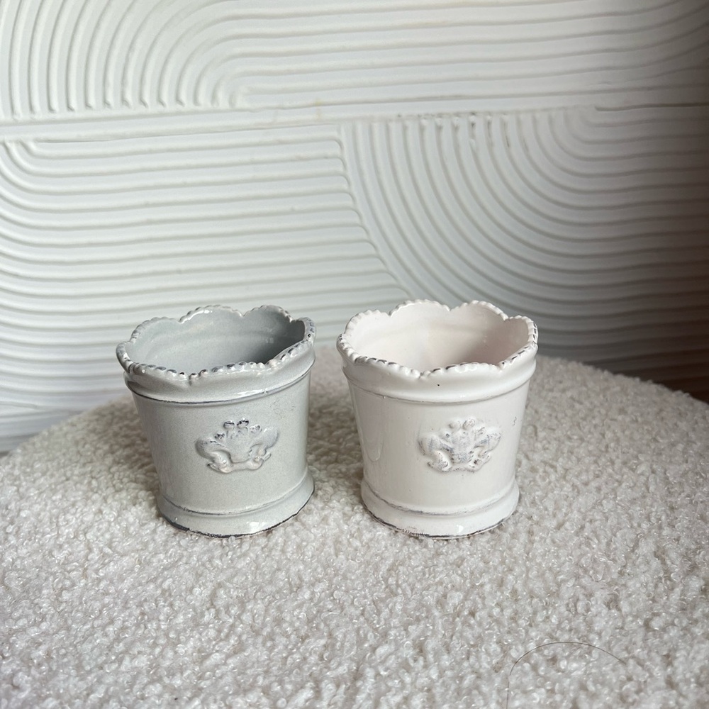 Set of Two Decorative Planters in Gray and White